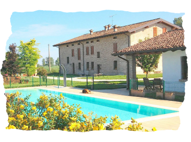 Cascina Garzaga: cascina con piscina